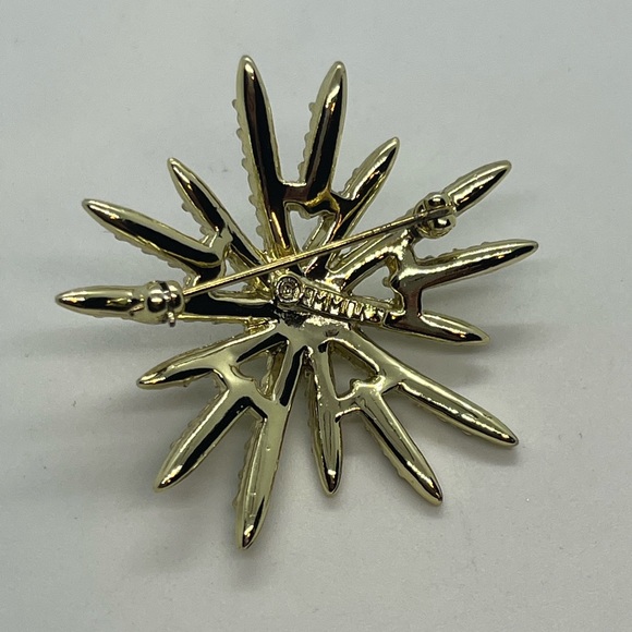 Vintage Emmons aurora borealis sunburst gold tone brooch pin with faux pearl